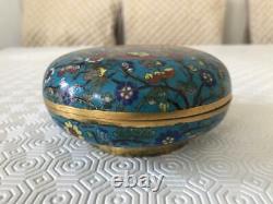 A Chinese cloisonne round box, 18th Century, Dia 12.5cm