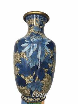 8 Vase en laiton émaillé chinois Cloisonné et son support Lotus Papillon Cerisier en fleurs