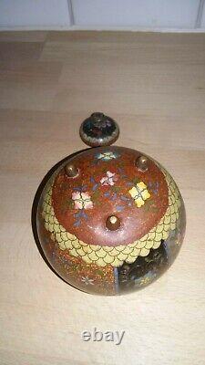 Ancien pot et couvercle en cloisonné chinois avec des éclats dorés de couleur