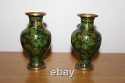 Associez des vases vintage en cloisonné verts avec un bol