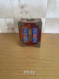 Boîte à bijoux en bois chinois avec des panneaux de cloisonné émaillé bleu et 3 tiroirs