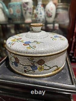 Boîte à bijoux ronde en laiton avec émail cloisonné chinois antique et motif floral