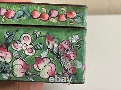 Boîte carrée en émail cloisonné chinois ancien de Canton avec papillon et motifs floraux