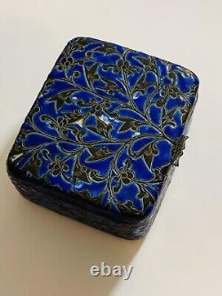 Boîte chinoise émaillée bleue antique avec motif