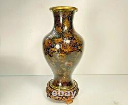 Bol cloisonné assorti antique oriental et paire de vases sur supports en bois