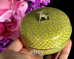 Bol couvert ancien chinois en cloisonné avec finial de chien Foo jaune de la fin de la dynastie Qing 3.75W