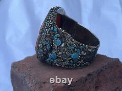 Bracelet en argent cloisonné bleu avec une rare et énorme sculpture antique en ambre, exporté de Chine.