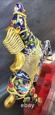 Cheval en émail cloisonné chinois vintage sur une plateforme en bois - Statue de collection