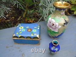 Collection de cloisonné chinois de 2 vases et 1 petite boîte, tous colorés avec l'âge