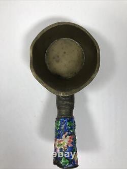 Cuillère à grains ou louche en laiton chinois antique avec émail champlevé floral 1891-1919