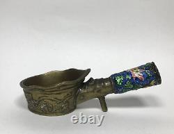 Cuillère à grains ou louches en laiton chinois antique avec émail champlevé floral 1891-1919