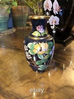 Ensemble de vases chinois anciens cloisonnés avec des fleurs magnifiques en bleu, doré, rose et vert
