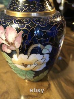 Ensemble de vases chinois anciens cloisonnés avec des fleurs magnifiques en bleu, doré, rose et vert