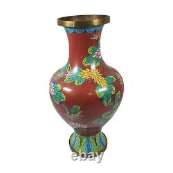 Grand vase chinois ancien en cloisonné avec de grandes fleurs rouges sur une base en bronze, du XIXe siècle.
