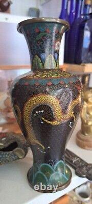 Grande paire de vases chinois en cloisonné avec dragons, début du 20ème siècle