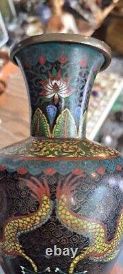 Grande paire de vases chinois en cloisonné avec dragons, début du 20ème siècle