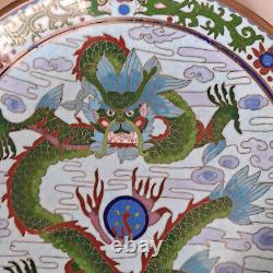 La plaque antique de la dynastie Qin en émail cloisonné chinois représentant un dragon à cinq griffes tenant une perle enflammée.