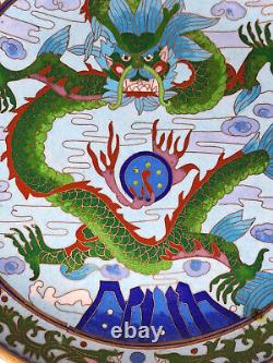 La plaque antique de la dynastie Qin en émail cloisonné chinois représentant un dragon à cinq griffes tenant une perle enflammée.