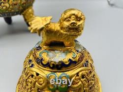 Magnifique brûleur d'encens de cendrier de lion Foo chinois en émail cloisonné doré du XIXe siècle