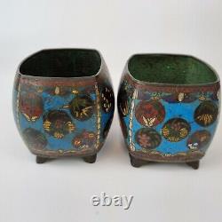 Paire d'anciennes petites jardinières / pots chinois en cloisonné, largeur de 9 cm, pied manquant.