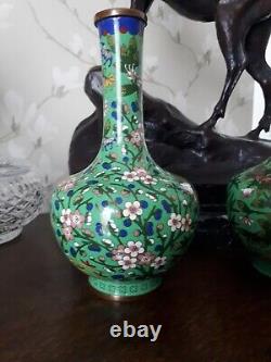 Paire d'anciens vases en bronze et jade émaillé de fleurs de printemps chinois Cloisonné de 23,5 cm