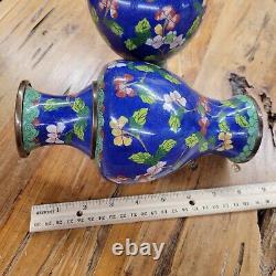 Paire d'antiques vases chinois en cloisonné en laiton émaillé bleu vert floral 9.25