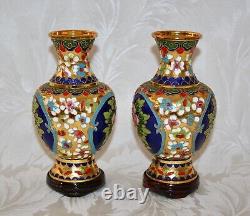 Paire de beaux vases en cloisonné émaillé doré, coloré et vintage