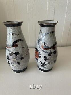 Paire de vases anciens chinois en cloisonné vintage de 10 pouces de hauteur avec des motifs floraux et d'oiseaux, voir la description