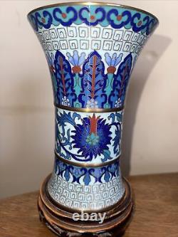 Paire de vases anciens chinois en émail cloisonné bleu avec supports en bois