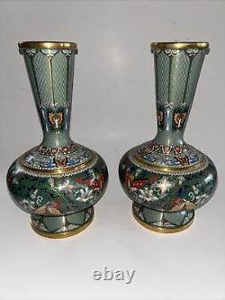 Paire de vases chinois antiques en bronze émaillé cloisonné avec des papillons et des fleurs vertes.