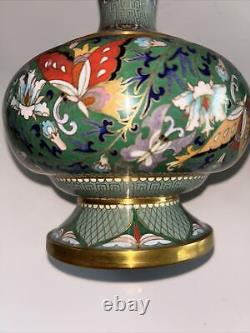 Paire de vases chinois antiques en bronze émaillé cloisonné avec des papillons et des fleurs vertes.