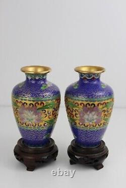 Paire de vases cloisonné chinois de la fin du XIXe siècle avec supports, décoration florale de 16 cm