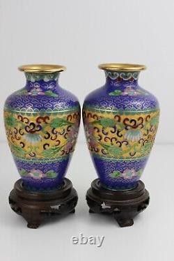 Paire de vases cloisonné chinois de la fin du XIXe siècle avec supports, décoration florale de 16 cm