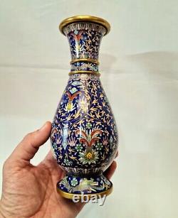 Paire de vases cloisonné chinois vintage, détail feuillu élaboré sur fond bleu