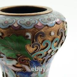 Paire de vases en cloisonné chinois avec décorations en relief de fleurs de lotus sur une forme globulaire