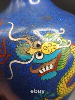 Paire de vases en métal émaillé cloisonné chinois du 19ème siècle avec dragons opposés poursuivant une perle