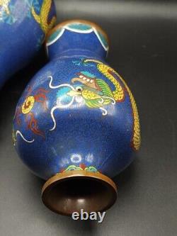 Paire de vases en métal émaillé cloisonné chinois du 19ème siècle avec dragons opposés poursuivant une perle