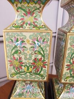 Paire rare de vases Cong en forme de cloisonné signés avec des fleurs de lotus émaillées chinoises orientales