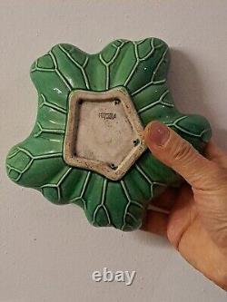 Plat vert avec une grenouille sur une feuille Antiquités et poterie chinoise vintage