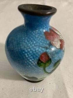 Rare Antique Japanese Ginbari Enamel Cloisonné Miniature Flower Vase Meiji Era
<br/>
<br/>Rareté Antique Japonaise Ginbari Émail Cloisonné Miniature Vase à Fleurs Époque Meiji