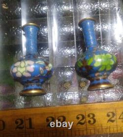 Superbe paire de miniatures de maison de poupée en cloisonné de vases antiques 2 1/2.