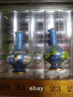 Superbe paire de miniatures de maison de poupée en cloisonné de vases antiques 2 1/2.