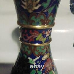 Superbe paire de vases chinois anciens en cloisonné avec de nombreuses couleurs.