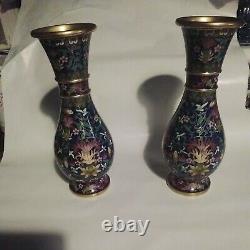 Superbe paire de vases chinois anciens en cloisonné avec de nombreuses couleurs.