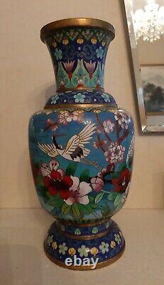 Superbe vase en cloisonné chinois ancien et rare avec grues, pivoines, lotus et cerisiers.
