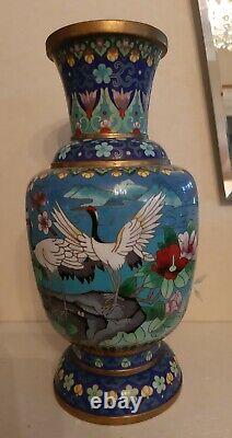 Superbe vase en cloisonné chinois ancien et rare avec grues, pivoines, lotus et cerisiers.