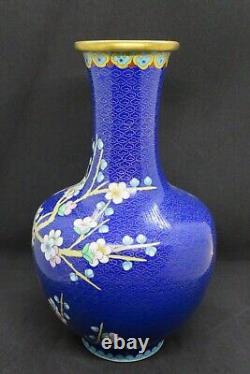 Translate this title in French: Vase de prunus grand antique chinois en cloisonné bleu Art Déco oriental