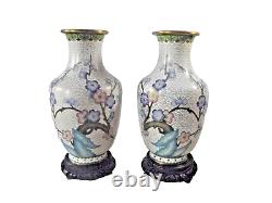 Un ancien paire de vases chinois cloisonné blancs avec décoration florale
