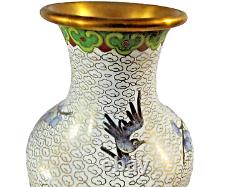 Un ancien paire de vases chinois cloisonné blancs avec décoration florale
