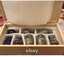 Un ensemble de 8 mini-vases chinois en cloisonné